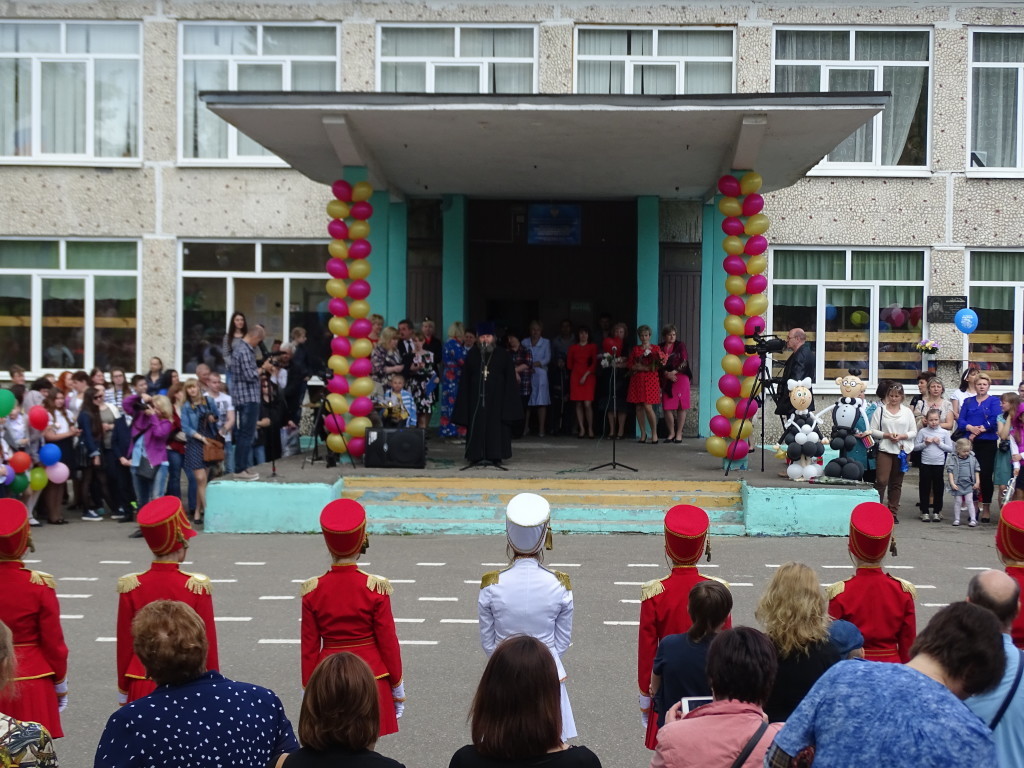 25 мая 2016 г. Протоирей Валерий Клинов поздравил выпускников с окончанием школы
